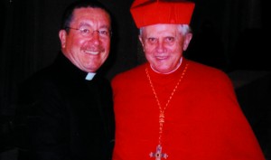 El Papa Benedicto XVI (derecha) y el padre David Perez.