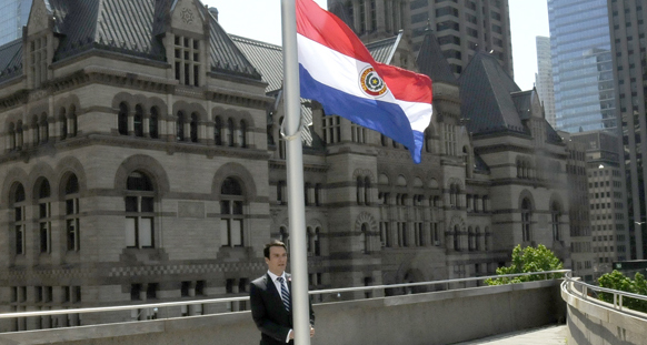 Raúl Montiel iza la bandera. 