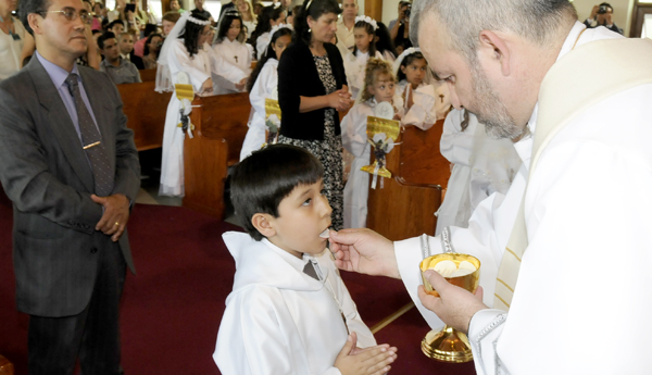 Alec López recibe la Eucaristía.Foto: Victor Aguilar.