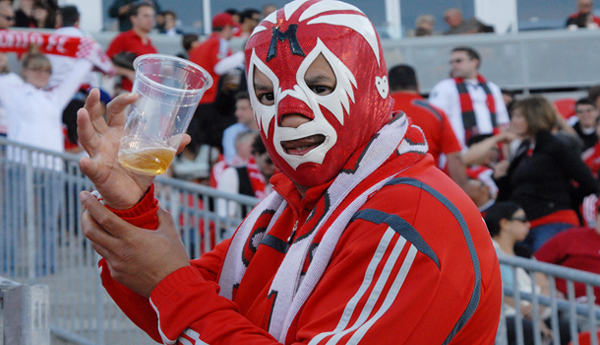 Un aficionado al futbol bebe cerveza. Foto: VICTOR AGUILAR.