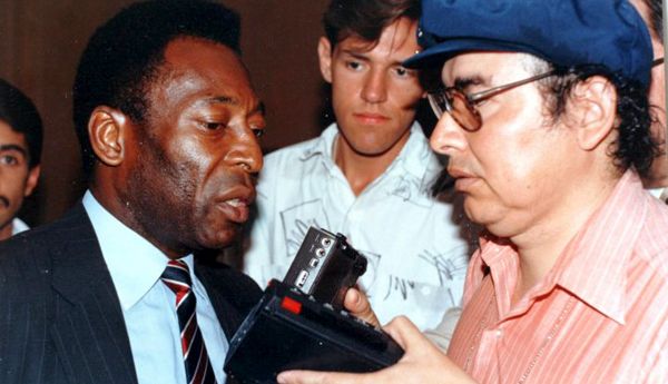 Hugo Vera (Q.E.P.D. derecha) entrevistando al “Rey” Pele, Edson Arantes do Nascimento. Foto: Del álbum de Hugo.
