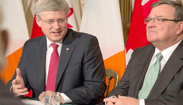 El primer ministro de Canadá, Stephen Harper (izq.) y el Ministro de Finanzas, Jim Flaherty.Foto:PMO