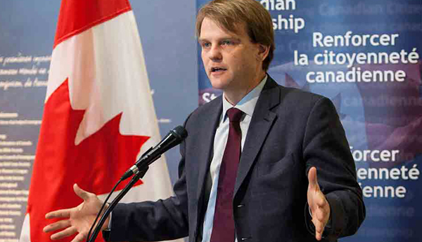Ministro de Ciudadanía e Inmigración de Canadá, Chris Alexander, reconozco las contribuciones de las mujeres inmigrantes.