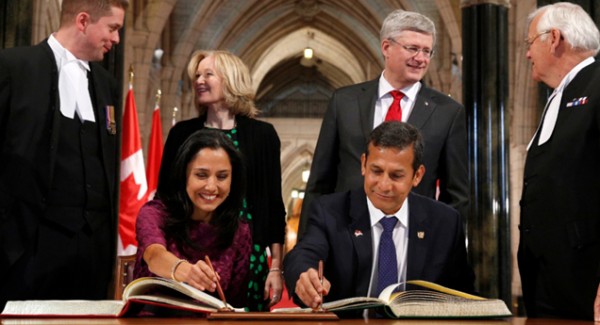 de la Republica del Perú, Ollanta Humala, firma el Convenio en Ottawa. Foto: PMO
