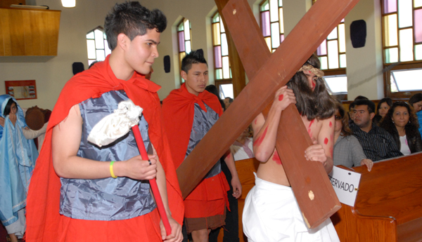 Jesús carga la cruz. Foto: V. Aguilar.