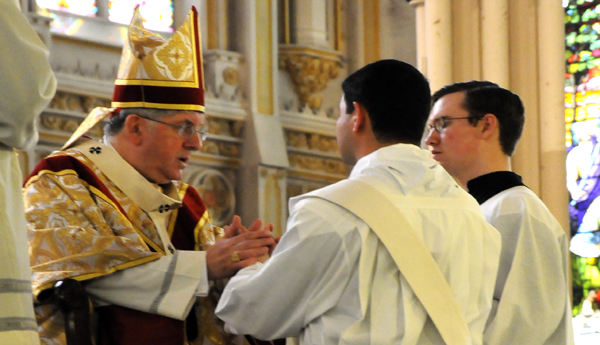 El Cardenal Thomas Collins, ungió las manos  del flamante sacerdote, Omar Alejandro Daza Hernández con el aceite sagrado.