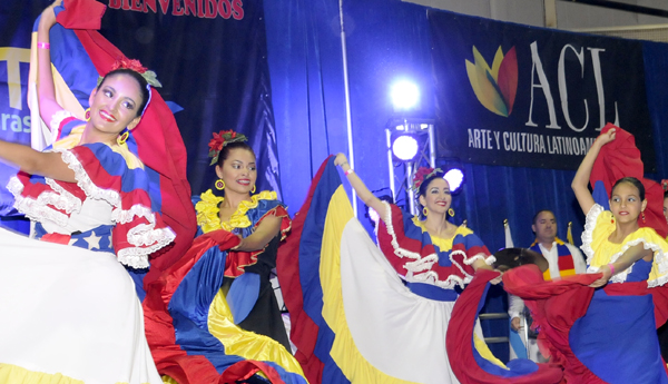 El Grupo Folklórico Venezolano Danza y Tambor (desde Miami). Foto: VICTOR AGUILAR.