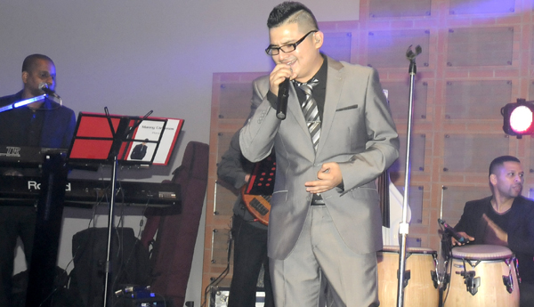 Manny Cárdenas y su orquesta integrada por de nueve músicos.