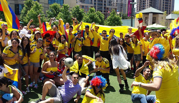 Colombianos festejan la gran actuación de su selección. Foto: Isabel Cuellar.