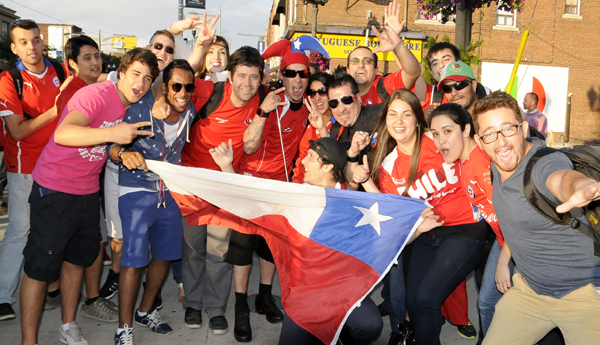 Toronto: Chilenos celebran el triunfo de la roja. Foto: VICTOR AGUILAR.