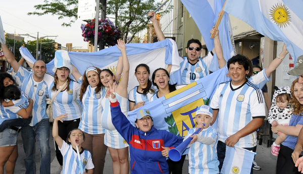 TORONTO: Argentinos celebran triunfo de su selección. Foto: V. Aguilar.