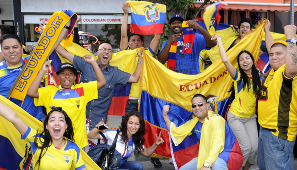 Comunidad ecuatoriana sale a la Ave. St Clair para festejar. Foto: VICTOR AGUILAR.