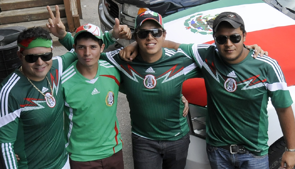 Mexicanos en Toronto festejan la victoria de su selección.