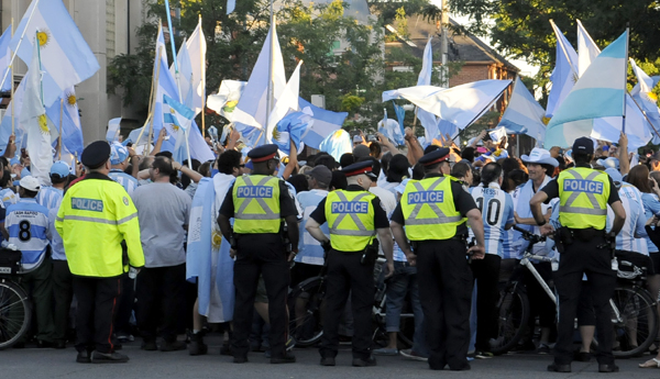 Miles de hinchas argentinos paralizaron la Avenida St. Clair para celebrar. Foto: VICTOR AGUILAR.