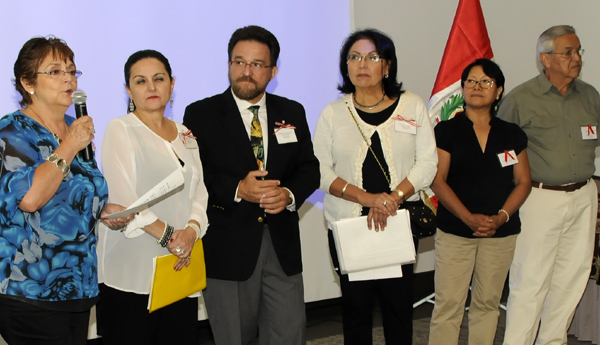 La presidenta del Patronato de las Artes del Perú, Rosa María Luza (1ra.Izq.) y miembros de su directiva.