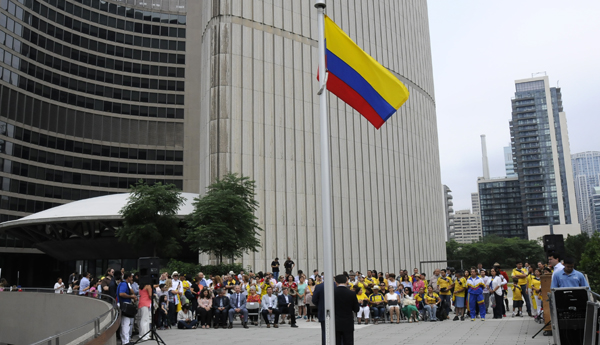 Por primera vez la comunidad colombiana izó su bandera en el mástil de la municipalidad de Toronto. Foto: VICTOR AGUILAR.