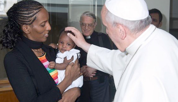 Meriam Ibrahim y el Papa Francisco. Foto: R.Vaticano.