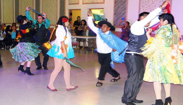 El baile de la cueca de diferentes departamentos de Bolivia. Foto: P. Briceño.