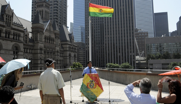 La bandera de Bolivia flamea en lo alto de la municipalidad de Toronto. Foto: V. Aguilar.