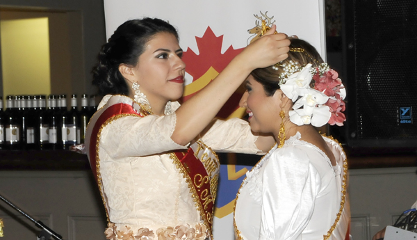 Jocelyn  Bermúdez entrega la corona a Laura Flores, reina de la marinera de Toronto. Foto: VICTOR AGUILAR.