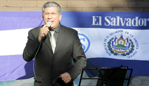 El cantante salvadoreño Manuel Guillen de la Orquesta Nueva Sangre Morena.