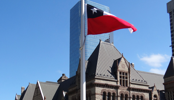La Bandera Chilena ondeo orgullosa en el City Hall de la ciudad de Toronto, en Canadá.