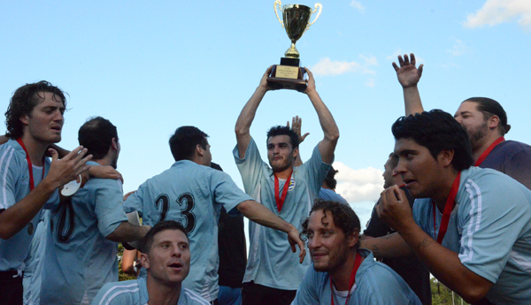 Los integrantes de la selección de Uruguay levantan la copa. Foto: Daniel Galicia.