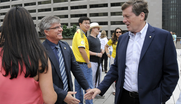 El electo alcalde de Toronto, John Tory (derecha) saluda al reelecto concejal por el Area 17, César Palacio. Foto: VICTOR AGUILAR.