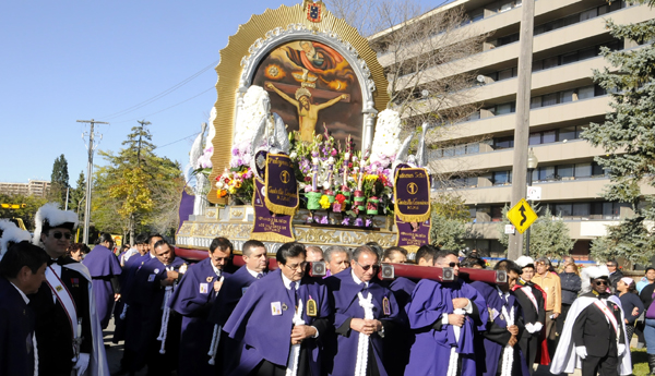 Centenares de fieles católicos acompañaron la Procesión del Señor de los Milagros. Foto: Víctor Aguilar.