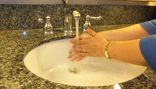 1.Lávese BIEN las manos DESPUES de usar el baño y ANTES de comer o tocarse la cara.