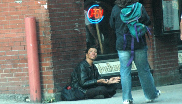 Las personas sin hogar viven en la calle y para mantenerse piden limosna. Foto: V. Aguilar.