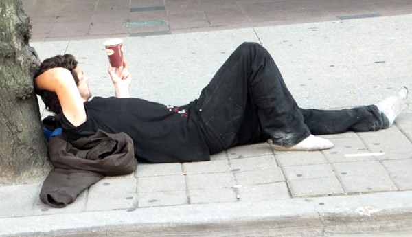 Una persona que duerme en la calle pide limosna. Foto V. Aguilar.