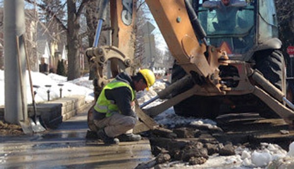 Trabajadores tratan de descongelar tuberías que suministran agua a viviendas. 