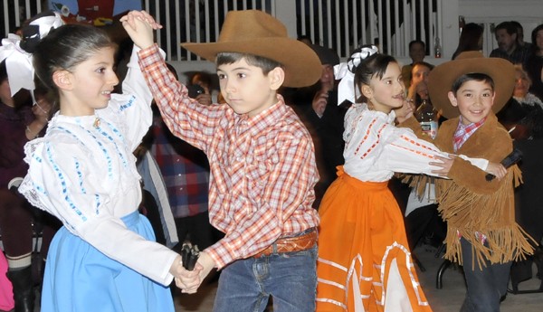 Los niños del Grupo Folklórico “Tonatiuh” luciendo coloridos trajes bailaron para  las mujeres en su día. Foto: V. Aguilar.