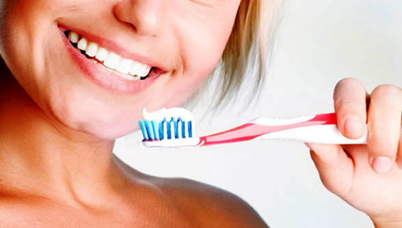 Cepíllese los dientes y lengua al menos dos veces al día.