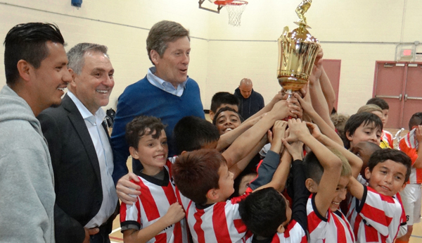 Alcalde de Toronto  John Tory entregó trofeos a los campeones.