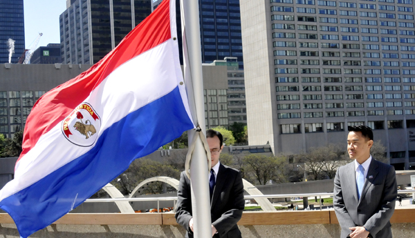 La bandera de Paraguay flamea en lo alto del City Hall de Toronto. Foto: VICTOR AGUILAR.