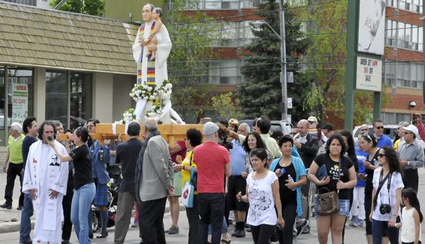 La imagen del Beato Monseñor Oscar Romero salió en procesión por primera vez por las calles de Toronto. Foto: V. Aguilar.