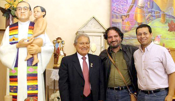 El Presidente Salvador, Sánchez Ceren, Padre Hernán Astudillo y Alcalde de Panchimalco Mario Meléndez junto  a uno de los monumentos más grandes de Monseñor Oscar Arnulfo Romero.