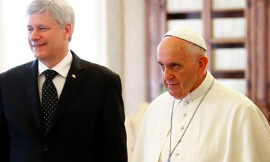 El Papa Francisco (der.) y el primer ministro de Canadá, Stephen Harper. Foto: Vaticano.