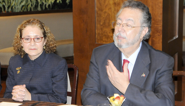 Embajador Mauricio Toussaint, Cónsul General de México en Toronto (der.) y Dolores Repetto, Cónsul Adscrita. 