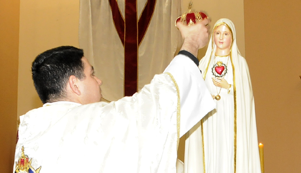 El Padre Pedro corona a la Virgen María como Reina de la Familia.