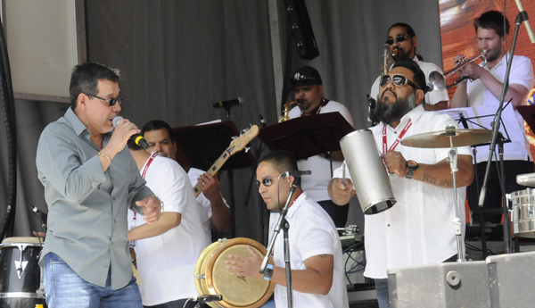 La Orquesta Fantasía del cantante Víctor Yanqui, con salsa, merengue, cumbia y bachata.