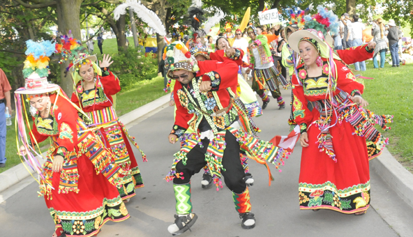 Danzarines, músicos y representantes de la política acompañaron la “Caminata de la Paz” portando la “Antorcha de la Unidad”. Foto: V. Aguilar.