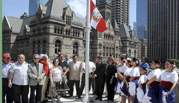 Izamiento de la Bandera Peruana en la municipalidad de Toronto. Foto Archivo.