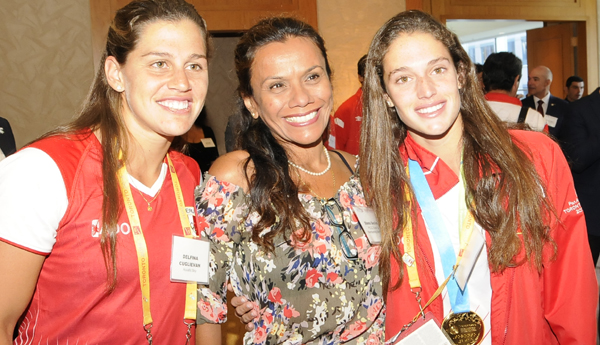 Natalia Cuglievan (derecha) orgullosa con su medalla de oro.Foto: V. Aguilar.