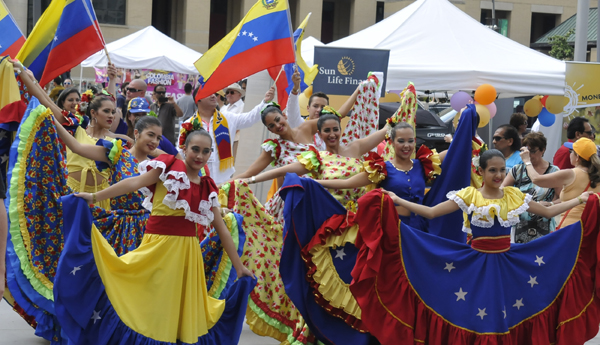 Un colorido y vibrante desfile marcó la Inauguración Oficial de Mississauga Latin Festival. Foto: V.A.