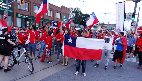 Chilenos salen a las calles en Toronto para celebrar el titulo de la Copa América.