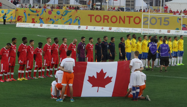 Jugadores de las selecciones de fútbol de Canadá y Brasil. Foto: Pedro Briceño. 
