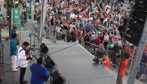 La famosa Ave. St Clair, se  transformó en el más grande festival Latino en Canadá.